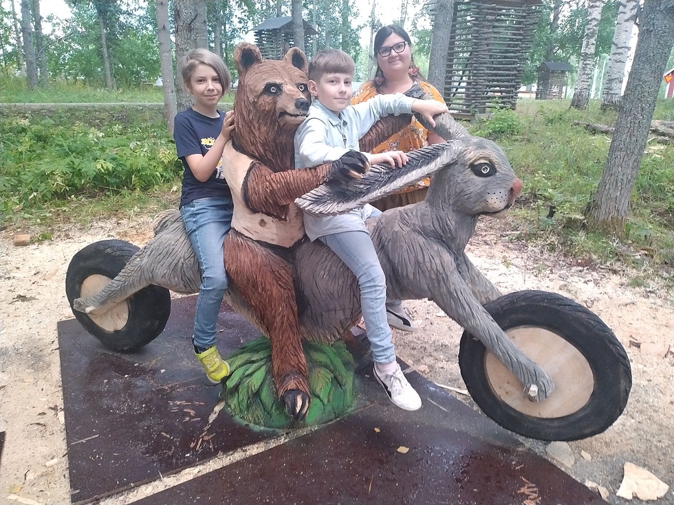 Juuso (vas.) ja Jasper Keinänen saivat Karhufestivaalin järjestäjältä luvan kiivetä Monkeys Teamin tekemän karhu- ja jänisteoksen kyytiin valokuvausta varten. Äiti Taija Tykkyläinen on nähnyt oikeankin karhun takapihallaan Tohmajärvellä.